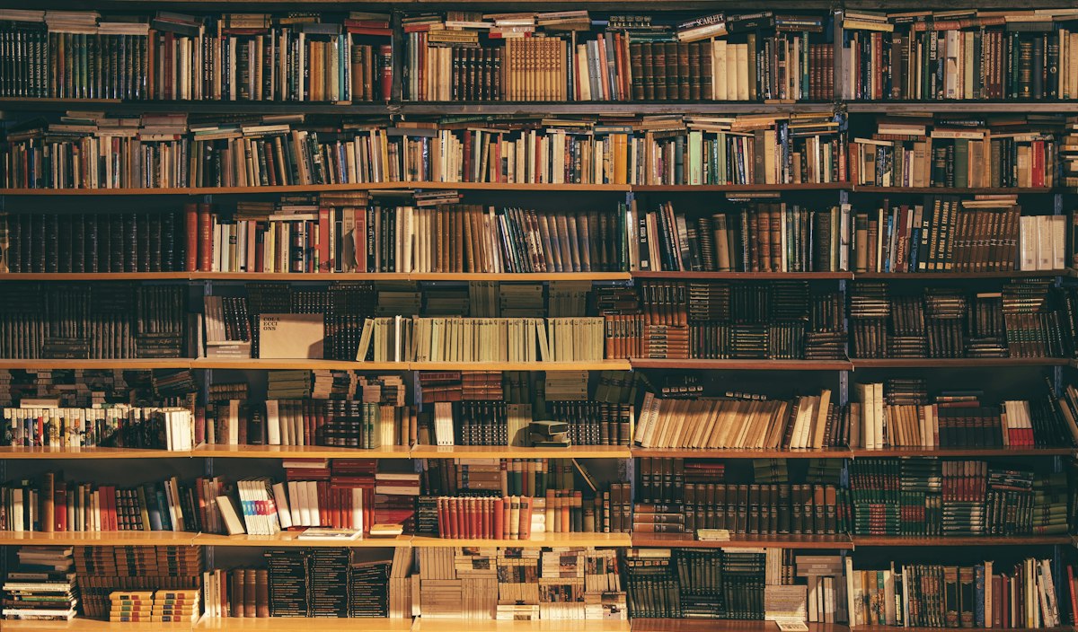 Rak buku dalam ruang baca
